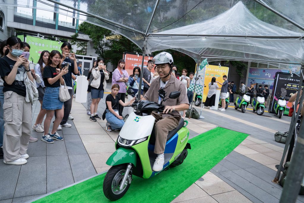 黃大謙嗨翻街頭 × WeMo Scooter! 1 %E3%80%900503WeMo%E6%96%B0%E8%81%9E%E7%A8%BF%E5%9C%96%E8%AA%AA01%E3%80%91 %E9%BB%83%E5%A4%A7%E8%AC%99%E8%A6%AA%E8%87%AA%E6%8C%91%E6%88%B0%E3%80%8C WeMo Fly %E5%9F%8E%E5%B8%82%E9%99%90%E5%AE%9A%E9%A6%99%E6%B0%9B%E8%BB%8A%E7%9B%B4%E7%B7%9A7%E7%A7%92%E7%A9%A9%E9%A8%8E%E3%80%8D%E4%BB%BB%E5%8B%99%EF%BC%8C%E9%81%8E%E7%A8%8B%E4%B8%AD%E5%B1%95%E7%8F%BE%E8%B6%85%E7%A9%A9%E9%A8%8E%E6%8A%80