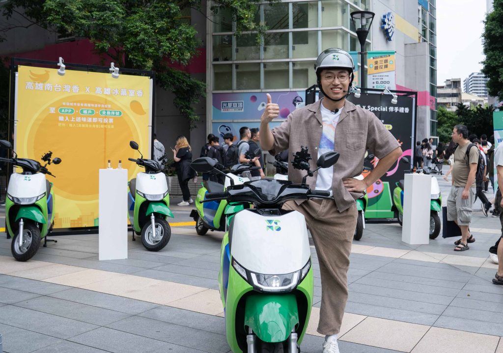 黃大謙嗨翻街頭 × WeMo Scooter! 2 %E3%80%900503WeMo%E6%96%B0%E8%81%9E%E7%A8%BF%E5%9C%96%E8%AA%AA02%E3%80%91 %E4%BA%9E%E6%B4%B2%E6%9C%80%E5%A4%A7%E5%85%B1%E4%BA%AB%E9%9B%BB%E5%8B%95%E6%A9%9F%E8%BB%8A%E5%93%81%E7%89%8C WeMo%EF%BC%8C%E9%A6%96%E5%BA%A6%E6%8E%A8%E5%87%BA%E3%80%8CWeMo Fly %E5%9F%8E%E5%B8%82%E9%99%90%E5%AE%9A%E9%A6%99%E6%B0%9B%E8%BB%8A%E8%A8%88%E7%95%AB%E3%80%8D%EF%BC%8C%E7%99%BE%E8%90%AC%E4%BA%BA%E6%B0%A3 YTR %E9%BB%83%E5%A4%A7%E8%AC%99%E8%A1%A8%E7%A4%BA%EF%BC%9A%E3%80%8C%E6%89%93%E9%96%8B%E8%BB%8A%E5%BB%82%E7%9A%84%E7%9E%AC%E9%96%93%EF%BC%8C%E9%A6%99%E6%B0%A3%E6%92%B2%E9%BC%BB%EF%BC%8C%E5%AE%8C%E5%85%A8%E9%A1%9B%E8%A6%86%E6%88%91%E5%B0%8D%E5%85%B1%E4%BA%AB%E6%A9%9F%E8%BB%8A