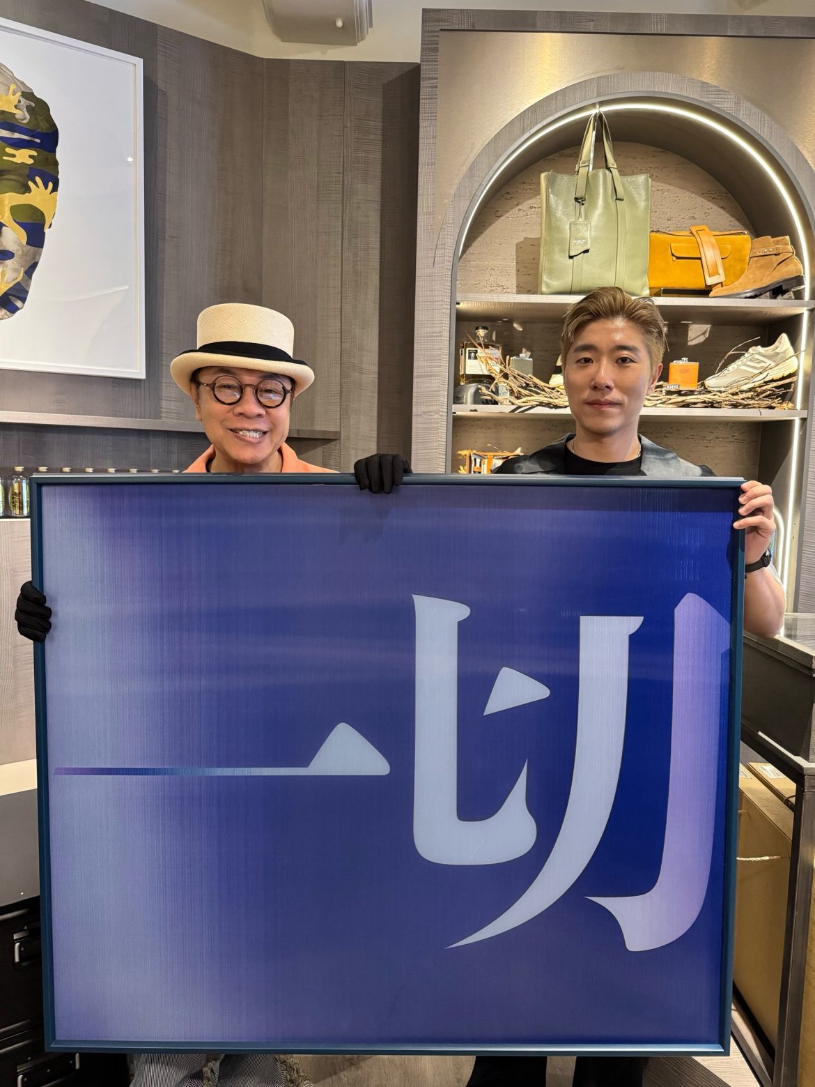 圖：蔡康永與潮洋行老闆 Jin 一起為畫展延期佈展。照片提供：潮洋行