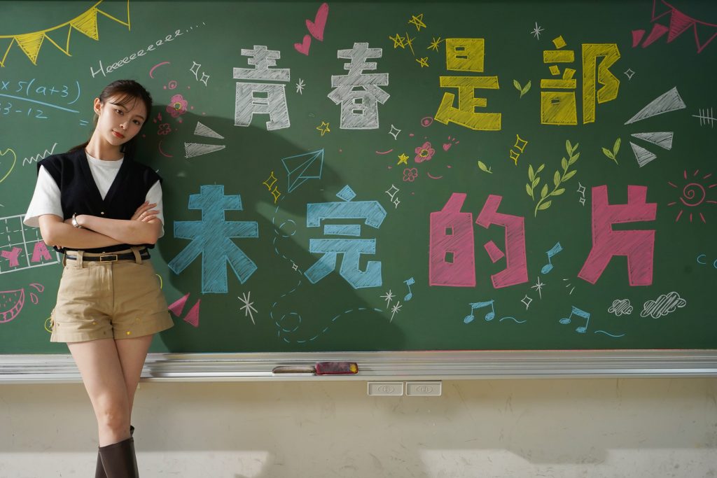 ELKIE 希望每一位聽眾都能找到屬於自己的青春片段與同行夥伴，不管人生的片場如何延續，朋友與音樂將會是最溫柔的力量。（圖／KEYMAXii 提供）