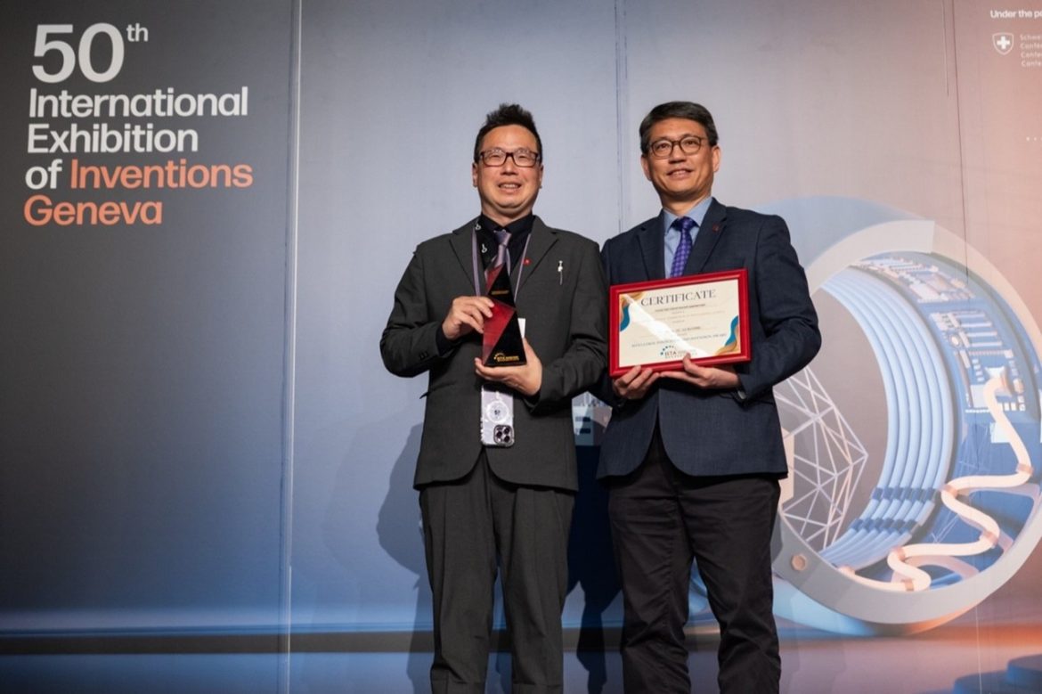 圖：右為頒獎人香港理工大學副校長趙汝恒教授；左為受獎人喬依國際執行長尹靖承。