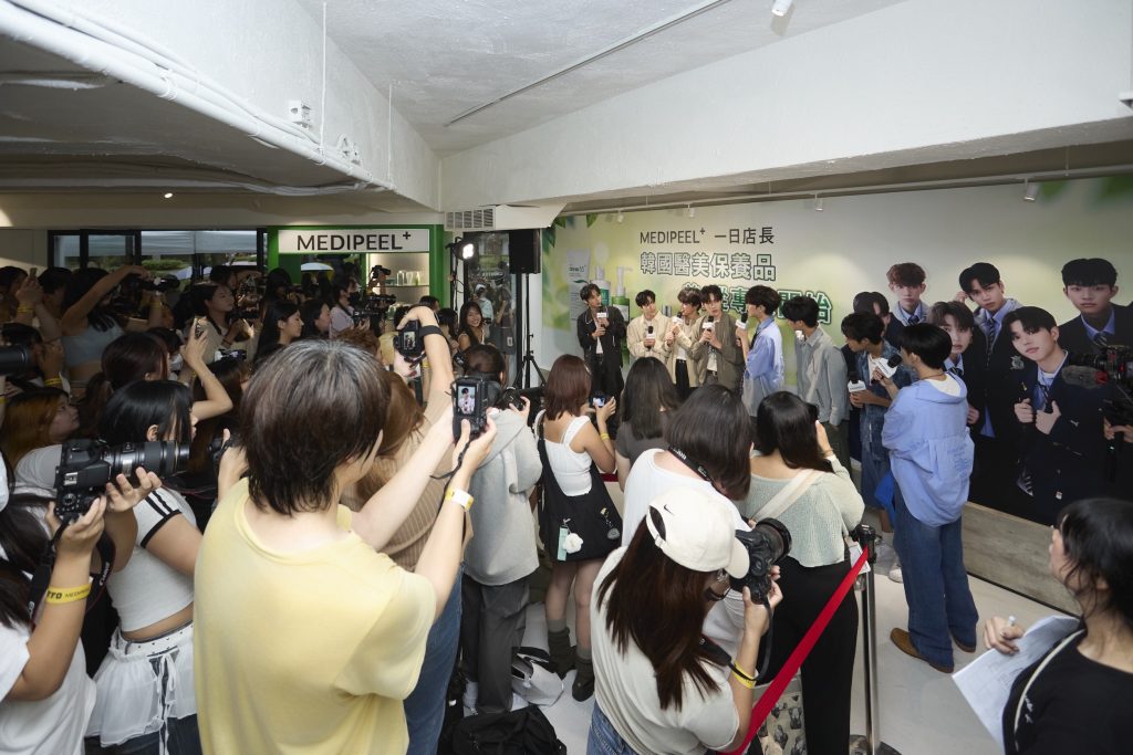 新生代冠軍男團F.F.O擔任韓國保養領導品MEDIPEEL 登台快閃活動一日店長 2 圖:上百位粉絲擠爆活動現場,只為與一日店長新生代冠軍男團F.F.O近距離互動。 (照片提供:MEDIPEEL)