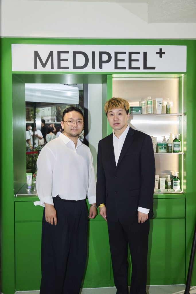 新生代冠軍男團F.F.O擔任韓國保養領導品MEDIPEEL 登台快閃活動一日店長 3 圖:韓國veteze品牌代表志源,與Medipeel台灣品牌代表李福哲,感謝粉絲出席快閃店活動。(照片提供:MEDIPEEL)