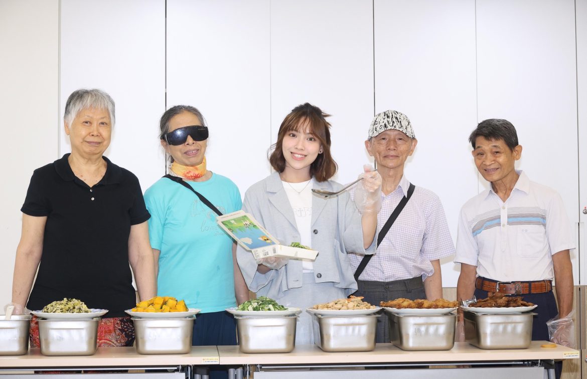 圖:「OST唯一指定女聲」陳佩賢Jesslyn擔任紅心字會「在我身邊」公益大,使,親手為老人家們製作愛的便當 圖:「OST唯一指定女聲」陳佩賢Jesslyn擔任紅心字會「在我身邊」公益大,使,親手為老人家們製作愛的便當