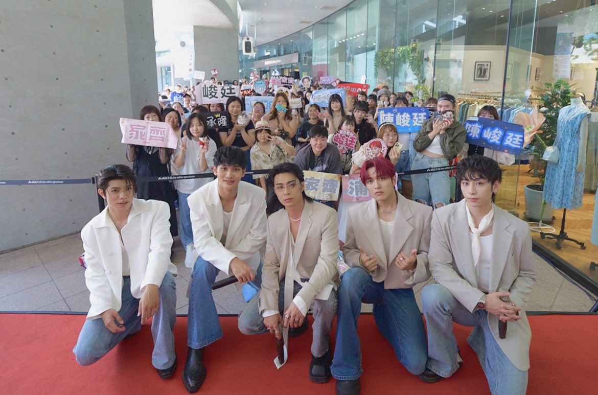 圖：FEniX擔任EASE香氛一日店長 擠爆誠品松菸 (左起峻廷、浦洋、MAX、承隆、家齊) （Ease香氛提供）