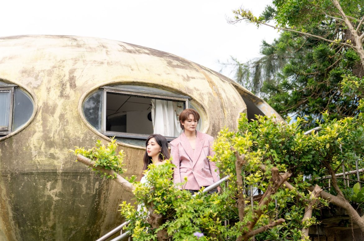 圖：阿沁與夏娜，為新歌拍攝MV，赴三芝飛碟屋出外景。（照片提供：九日影業）