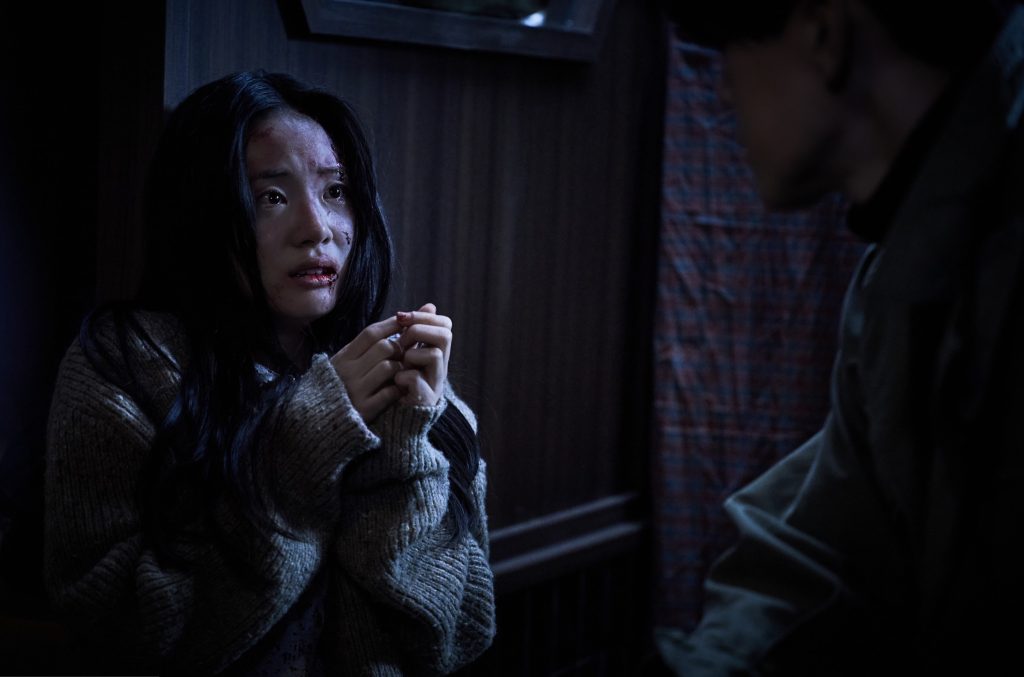圖:申始雅在《聖母殺手》中飾演年輕時期的爪角,受金武烈帶領,開發殺手潛能(鴻聯國際提供)