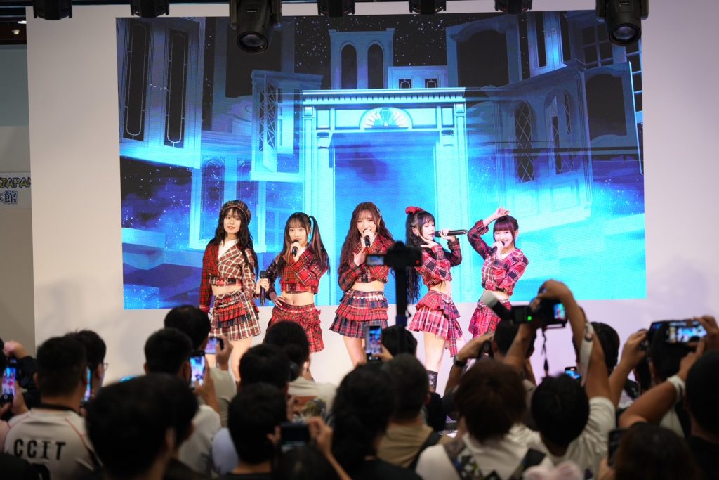 日本Z世代才華音樂人彩莉宣布正式與網封「最有潛力女團」KIRIS合作單曲《ヒロインサイダー（HEROINE SODA）》。（圖／漫博日本館提供）
