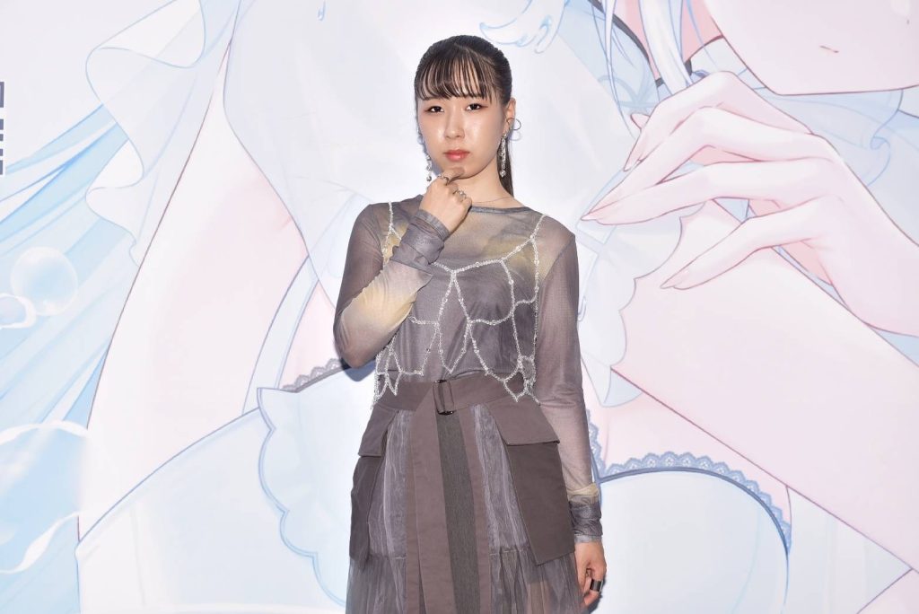 日本人氣創作歌手彩莉 Ayari 表示：「這首《HEROINE SODA》就像是為她們量身打造的故事，我希望它是一瓶打開就會冒泡的勇氣氣泡水，陪伴每一位女孩走在自己的人生舞台上。」（圖／漫博日本館提供）