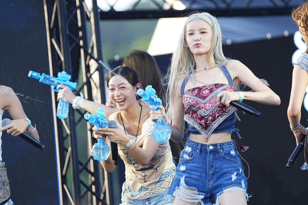 GENBLUE%E5%B9%BB%E8%97%8D%E5%B0%8F%E7%86%8A%E5%9C%A8S2O Taiwan%E4%BA%BA%E6%B0%A3%E8%88%9E%E5%8F%B0MONEYBUNNY%E6%8B%BF%E8%B5%B7%E6%B0%B4%E6%A7%8D%E6%9C%9D%E7%B2%89%E7%B5%B2%E6%8E%83%E5%B0%84%E5%99%B4%E6%B0%B4%E3%80%82%EF%BC%88%E5%9C%96%EF%BC%8FBlowin in the Wind%E5%A4%A7%E9%A2%A8%E5%90%B9%E6%8F%90%E4%BE%9B%EF%BC%89%EF%BC%88%E5%9C%96%EF%BC%8FBlowin in the Wind%E5%A4%A7%E9%A2%A8%E5%90%B9%E6%8F%90%E4%BE%9B%EF%BC%89