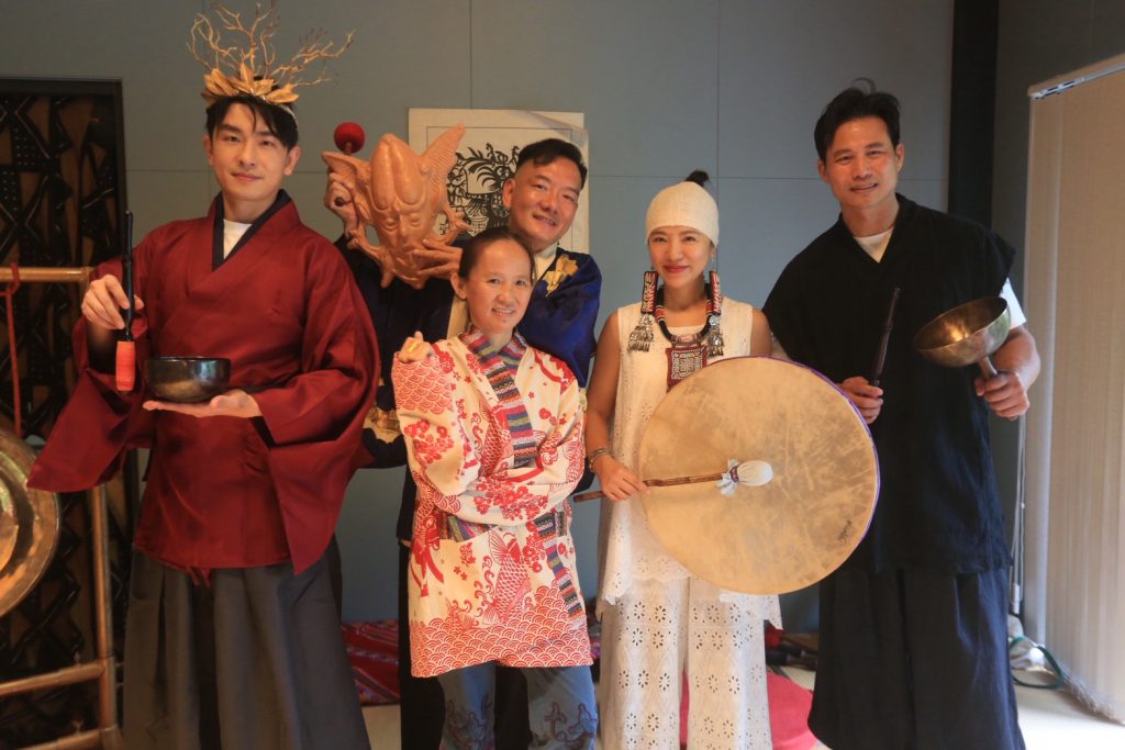 田定豐、DELLA、陳謙文山林合體開唱 《無時間日和平慶典》聲波祈願迎新世界 1 S 253820945 0