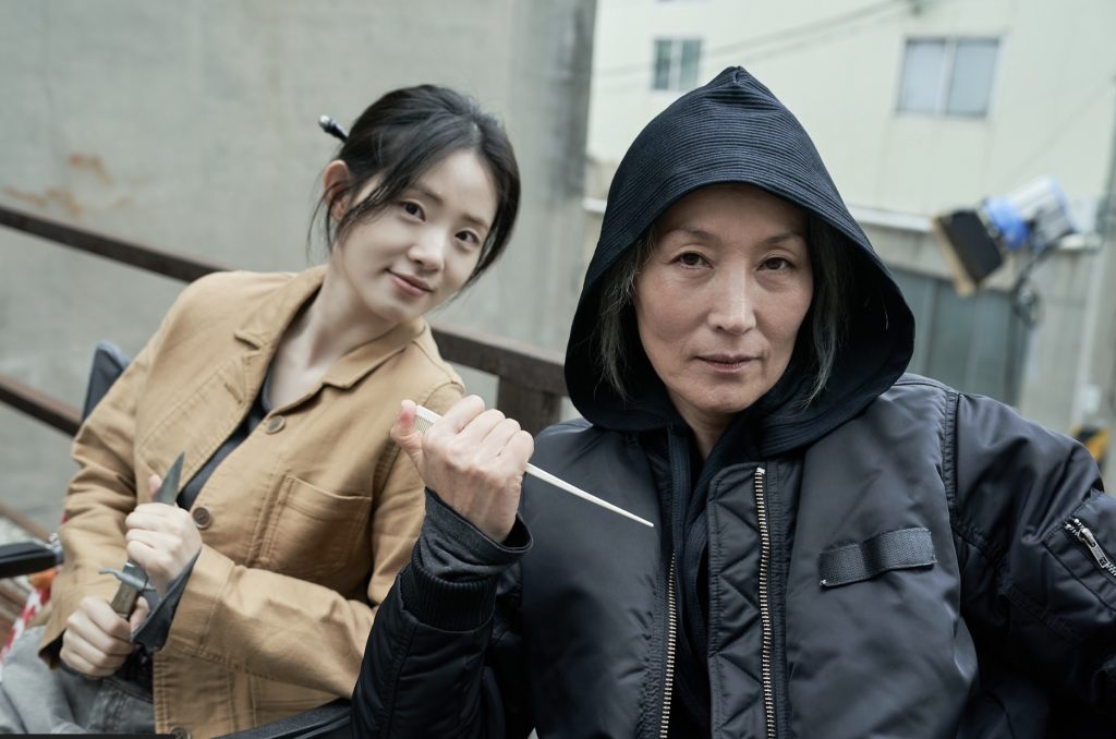 申始雅與李慧英分別飾演殺手「爪角」的年輕時期與老年（鴻聯國際提供）