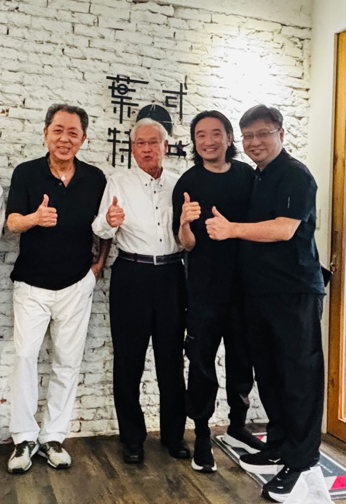 圖：左起導演朱延平、前電影處長陳志寬、未來教育理事長張楷文、亞威AI學院黃頌揚教務長（照片提供：亞威AI應用教育學院）