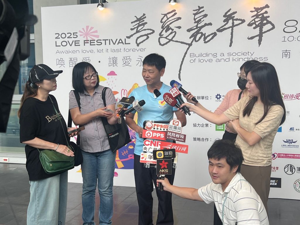 社團法人小樹傳愛協會 陳俊秀 副理事長接受媒體專訪。（社團法人小樹傳愛協會提供）