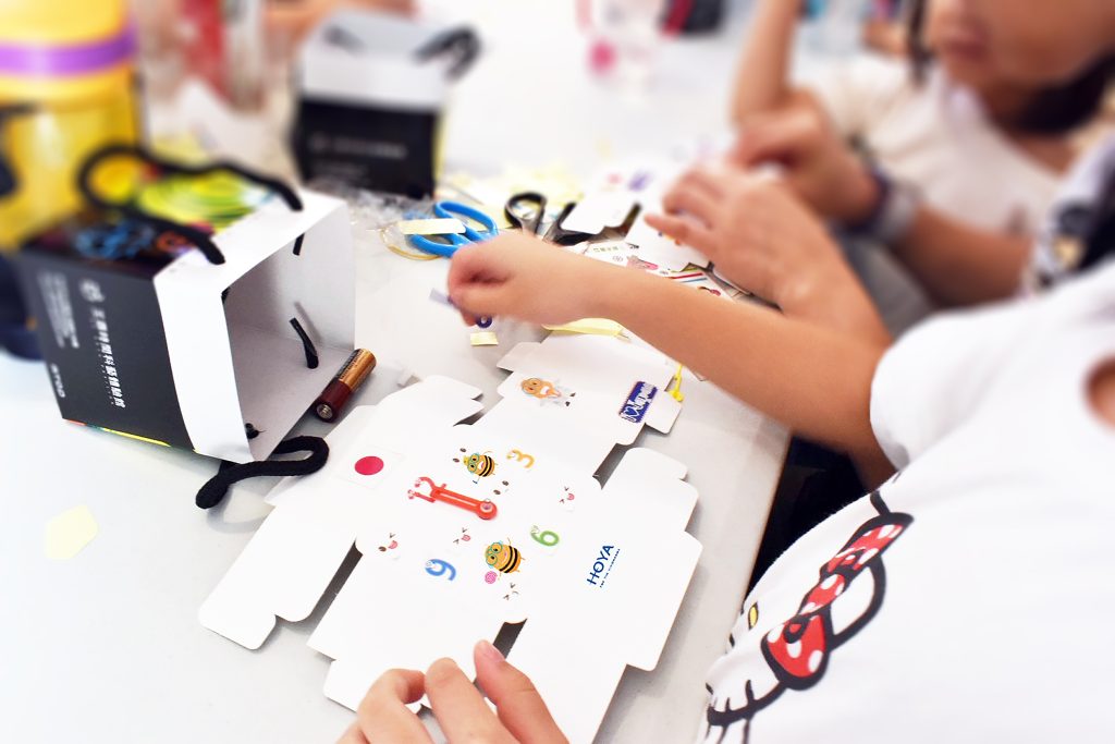 小朋友化身「HOYA護眼小職人」專注動手完成創意手作時鐘，透過組裝與裝飾學習時間管理與用眼30分鐘休息10分鐘的習慣。