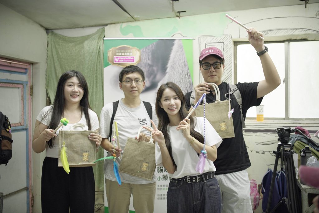 禾羽與粉絲交換親手做的逗貓棒。（圖／金盤子娛樂提供）