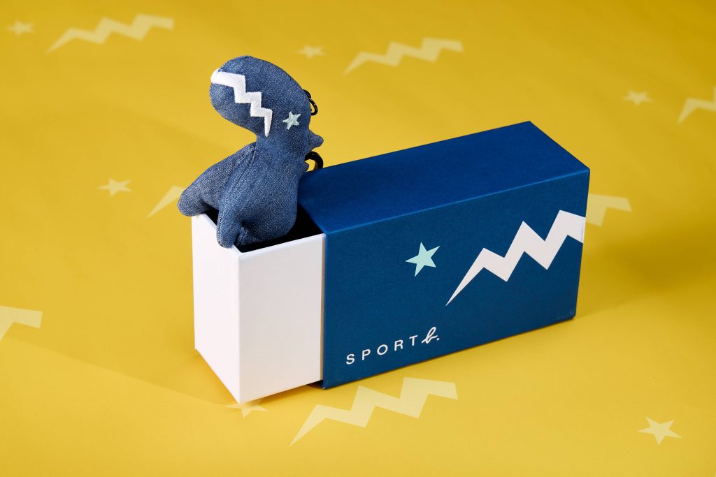 SPORT b. 為標誌性Dino恐龍鑰匙圈換上丹寧新裝 結合悠遊卡功能。（圖／SPORT b. 提供）