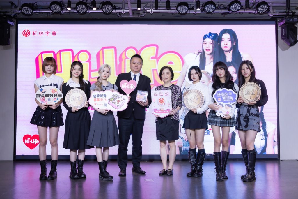 圖:(中間為)紅心字會秘書長李顯文、萊爾富行銷企劃本部劉嘉銓處長、GENBLUE幻藍小熊一起化身愛心接力大使。/照片提供:紅心字會