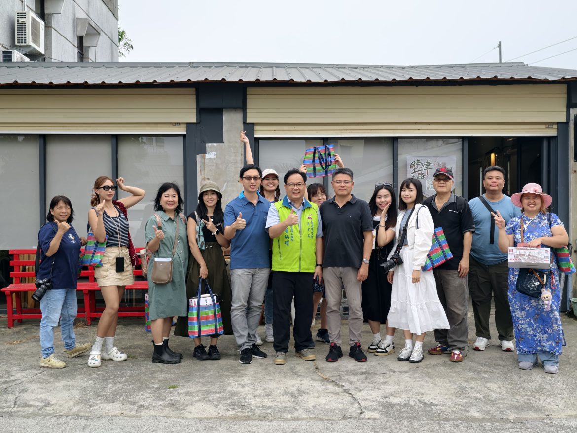 臺南市農業局農地管理工程科黃炳耀科長(左六)邀請媒體與部落客實地走訪臺南金牌農村