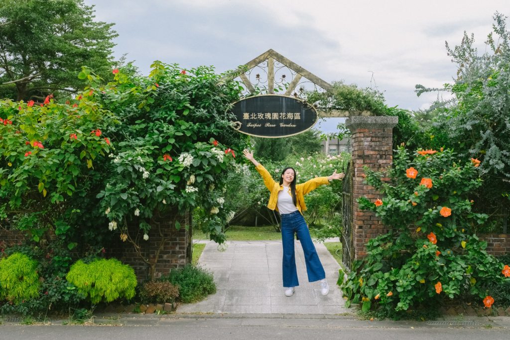 花博新生園區入口拱門前，玫瑰與綠籬環繞，展現明亮開闊的城市花園景象。（圖／臺灣觀光創新協會提供）