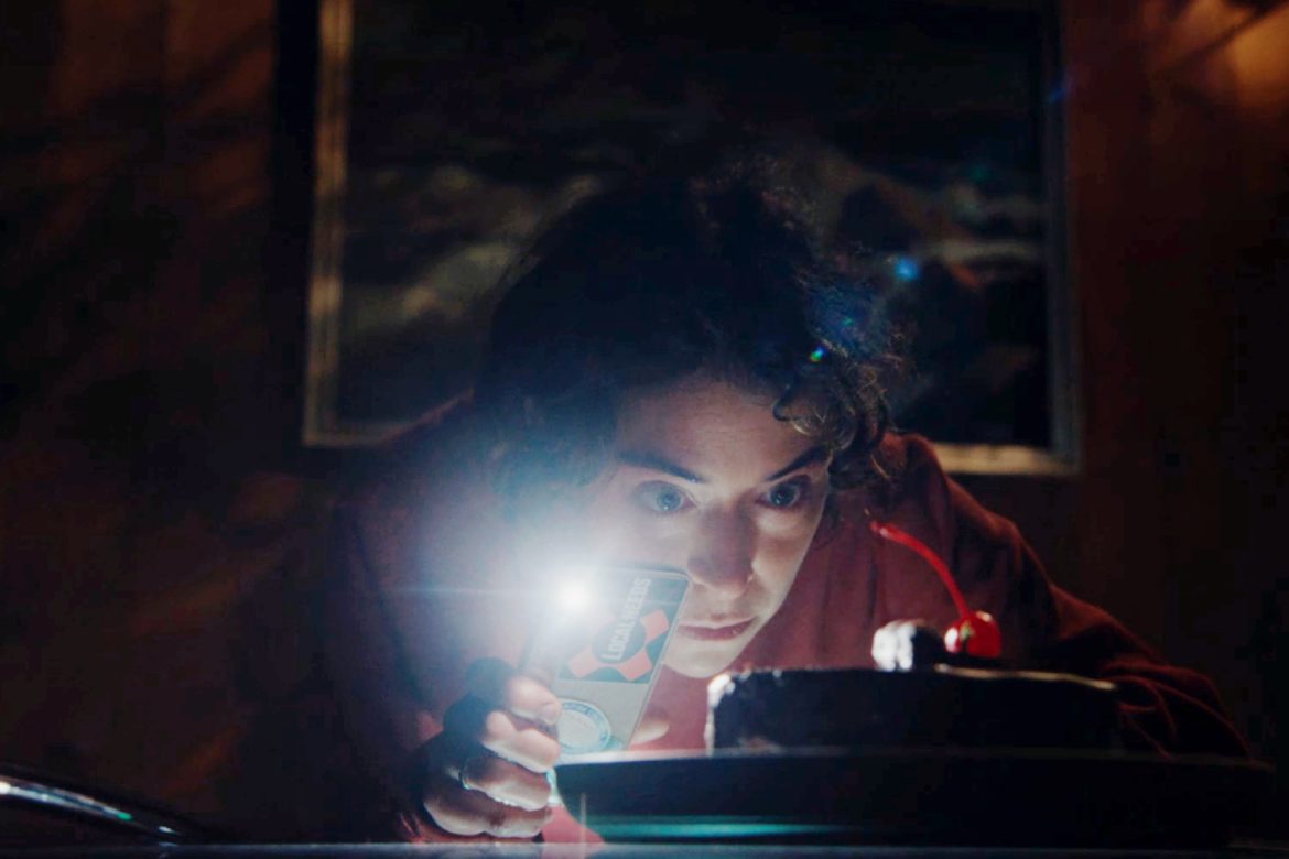 圖：【顫懼】劇照_塔緹安娜瑪斯蘭尼一幕猛嗑蛋糕的戲，讓她在得知背後意義時，噁到驚呼「這是什麼鬼」