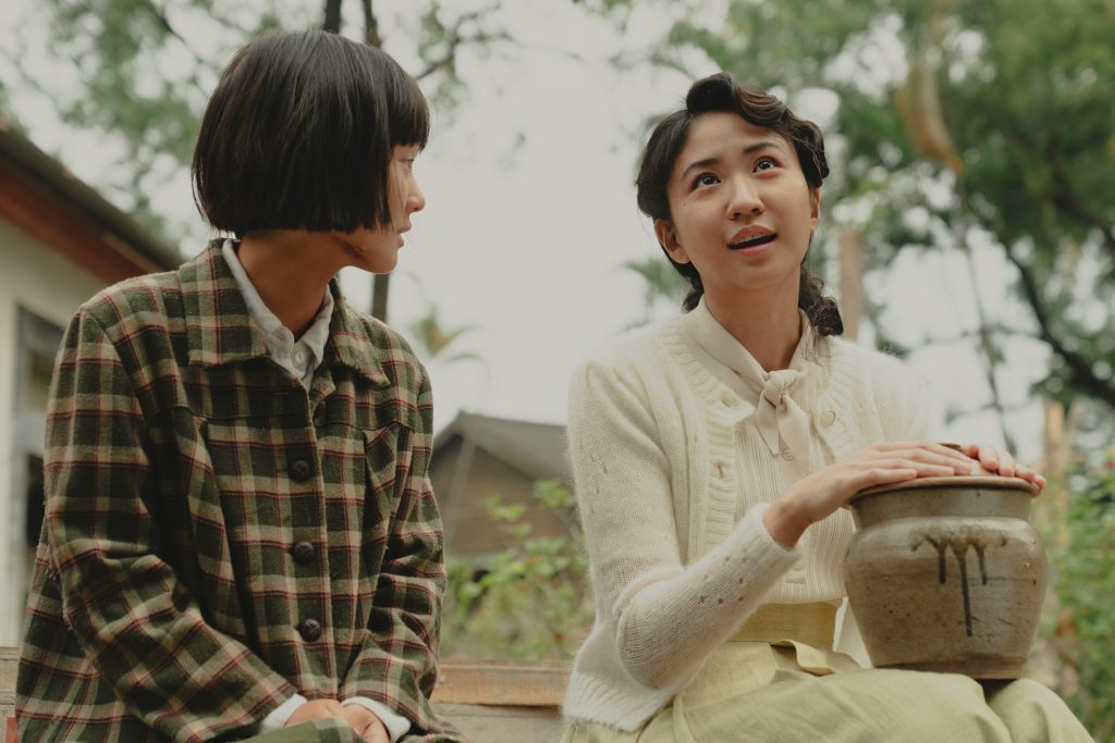 圖：9m88（右）坦言，飾演姊姊阿霞在火化場外向方郁婷（左）飾演的妹妹阿月轉述哥哥育雲（曾敬驊飾演）的故事壓力極大。／華文創 提供