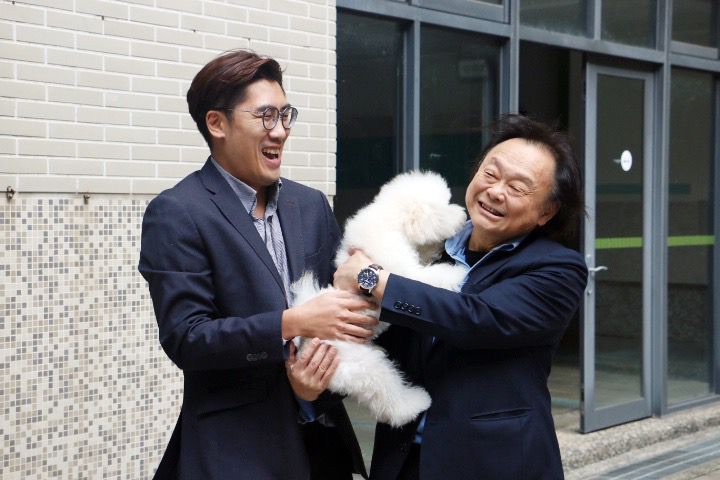 圖:立委王世堅參觀台北海大寵物系看到滿滿的狗,竟爆笑說:「我雖然是貓奴,但這隻狗狗實在太可愛,忍不住!」(台北海大提供)