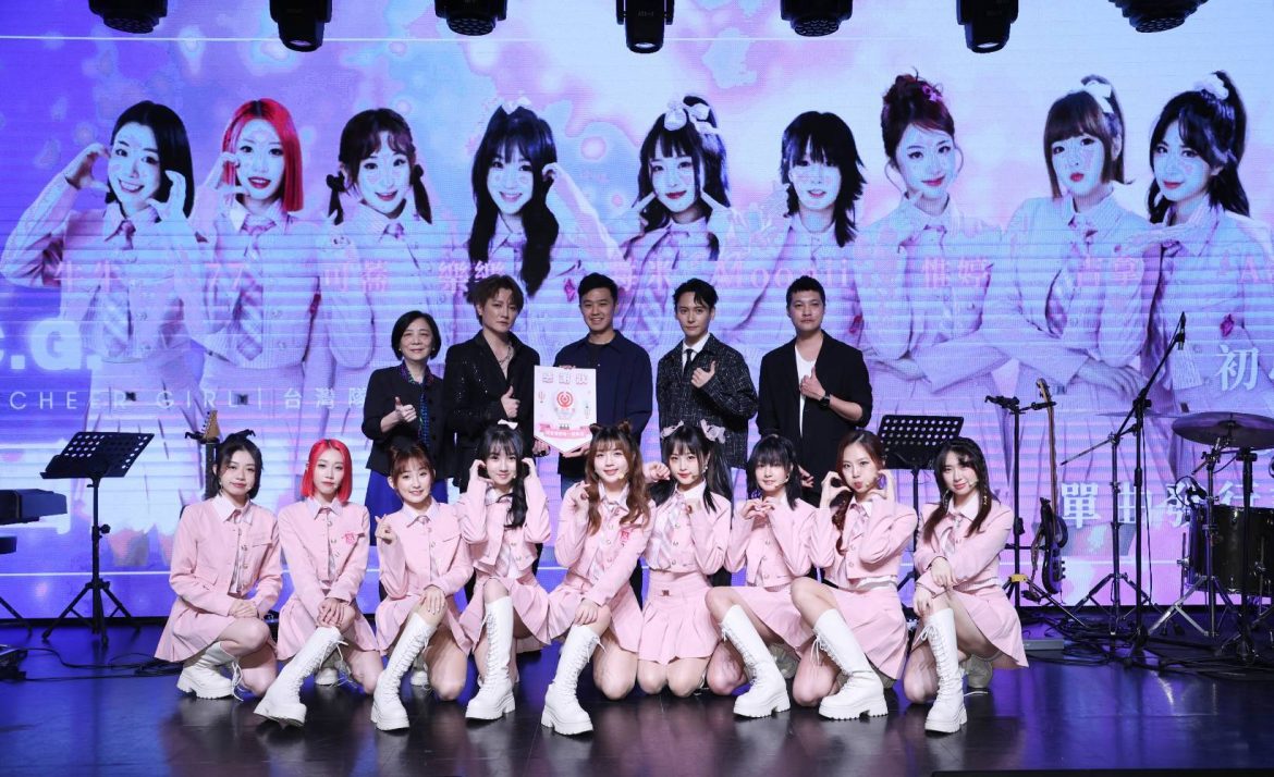 圖：上排左起-紅心字會秘書長李顯文、金曲製作人阿沁、GIFTBACK執行長林其平、韓國傳奇男團 Click-B 主唱金泰亨、韓國勵齊女孩創辦人金泰汎,下排-L.C.G.勵齊女孩。