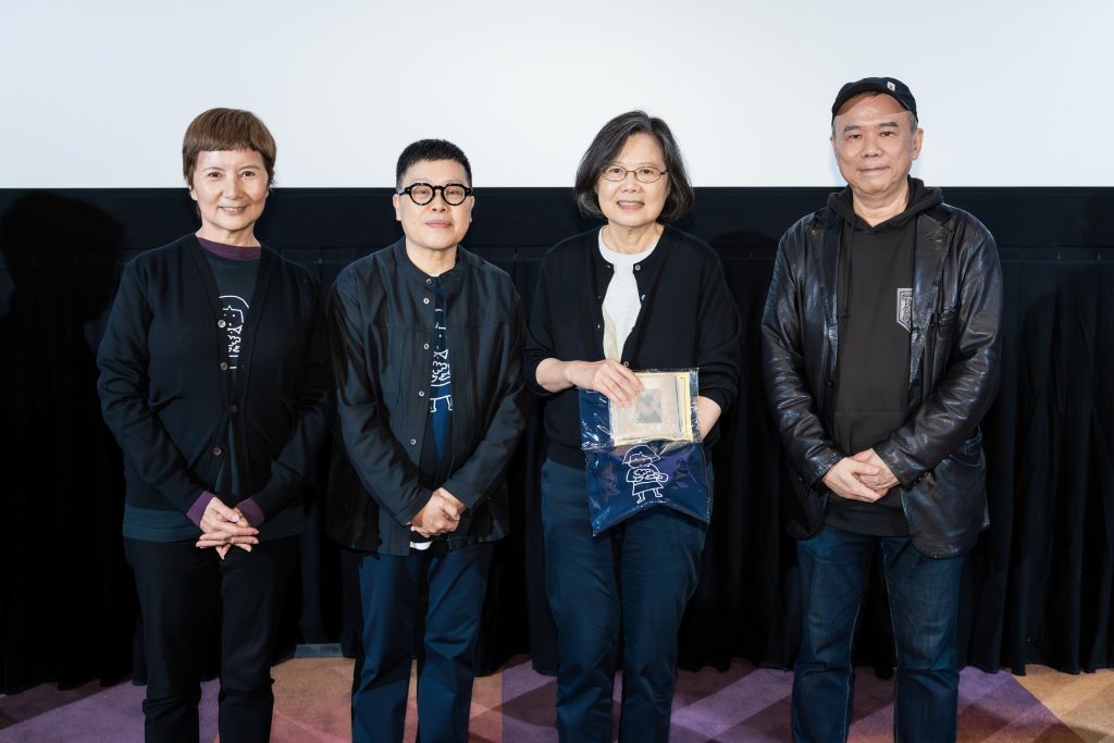 圖：導演陳玉勳、監製葉如芬、李烈特別贈送電影原聲帶、周邊T恤以及手帕給前總統蔡英文留念，場面相當溫馨。（左起監製李烈、葉如芬、前總統蔡英文、導演陳玉勳）／華文創-提供